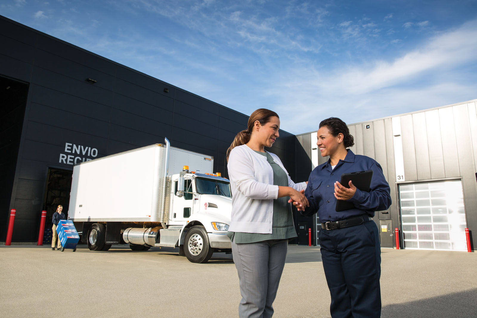 Customer shaking hands with Kenworth employee