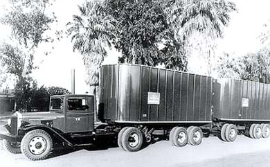 Ancienne photo d’un camion Kenworth transportant une cargaison